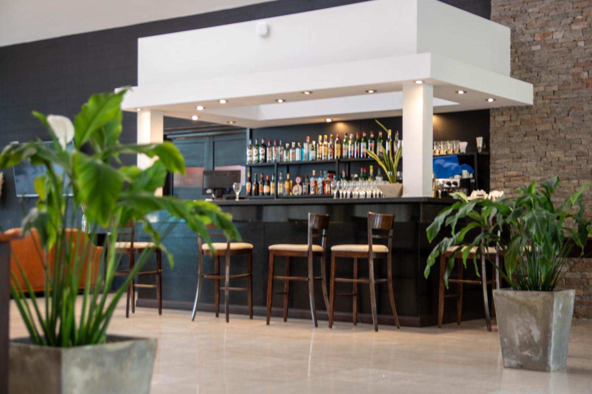 Hotel Howard Johnson & Convention Center Madariaga -