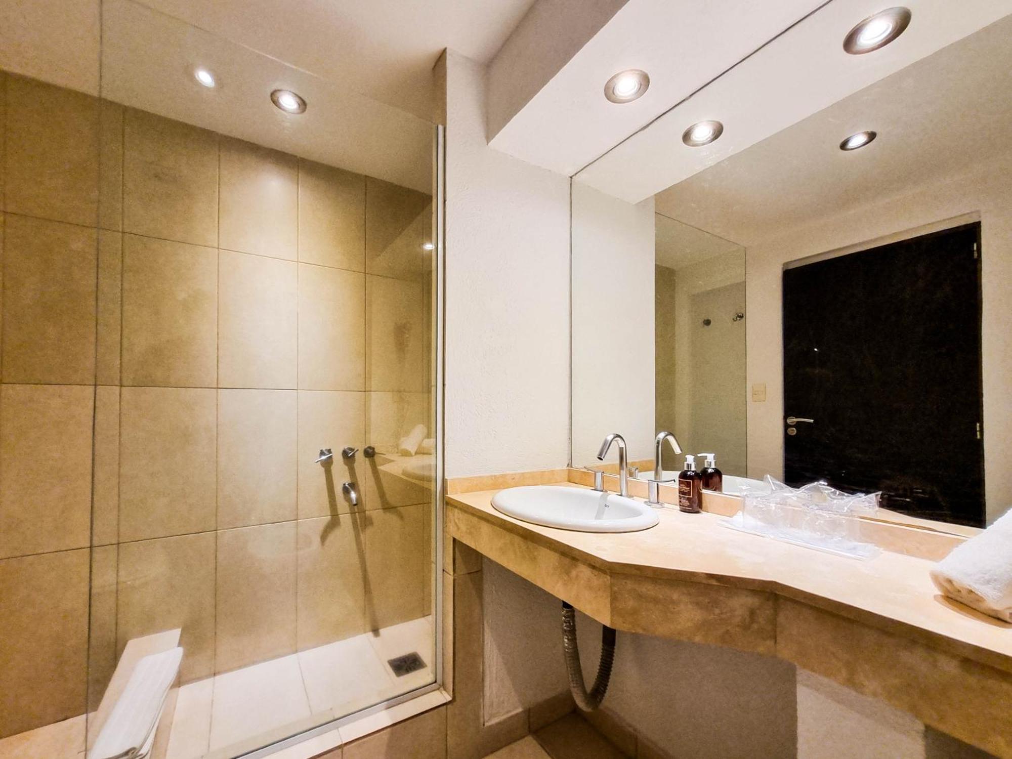 Howard Johnson & Convention Center Madariaga -